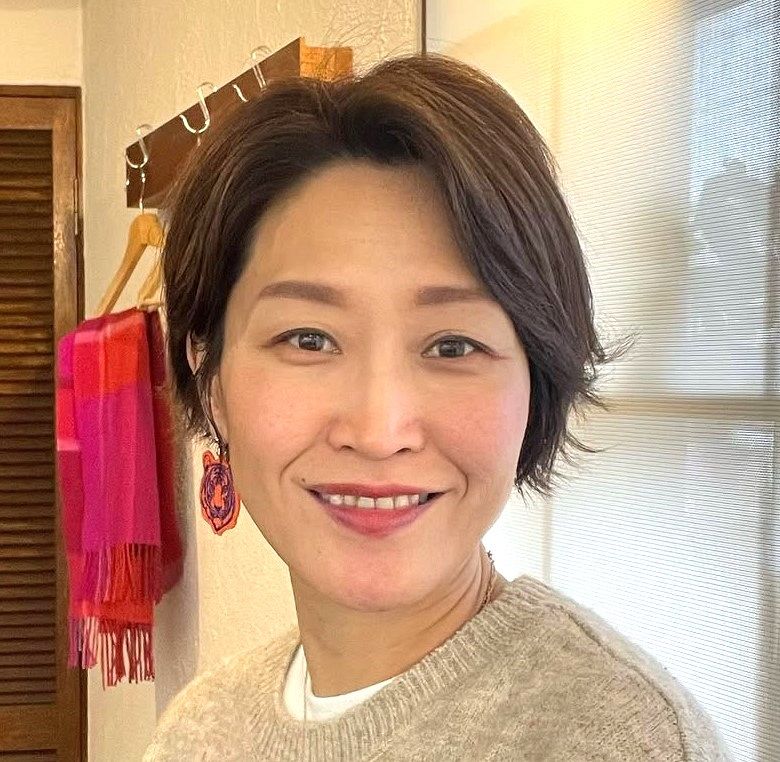 白髪を隠すのをやめたら…〝イメチェン大成功〟50歳女性の姿に反響が