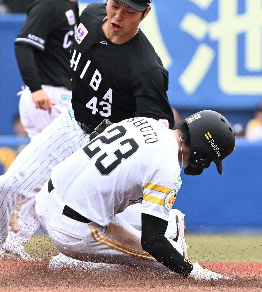 ソフトバンク周東佑京、〝死球未遂〟から四球で出塁 一度は一塁ベース