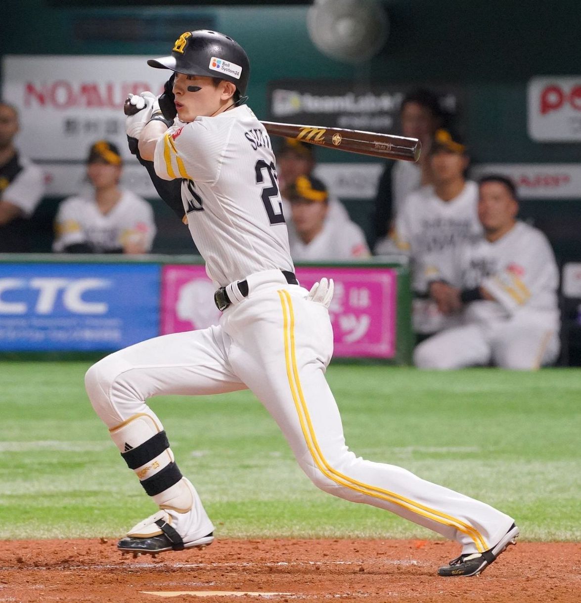 4回2死一、三塁、適時打を放つ周東（撮影・西田忠信）｜ソフトバンク