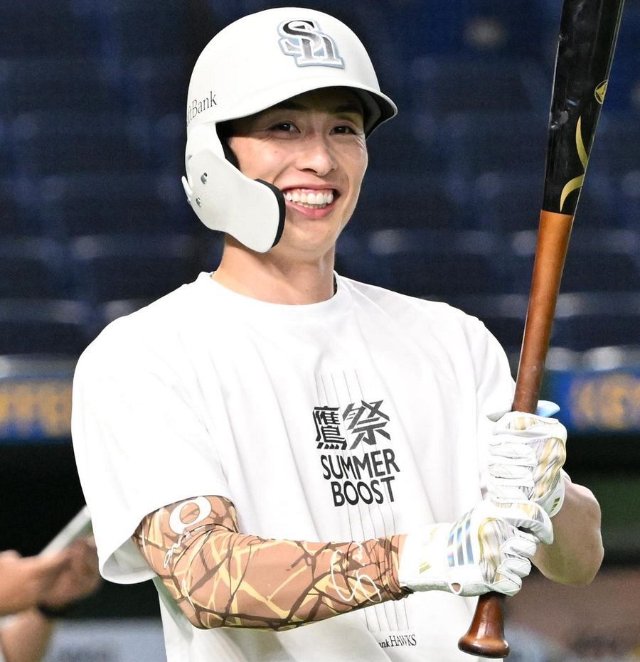 バットを手に笑顔を見せるする周東（撮影・柿森英典）｜勝てば約2カ月