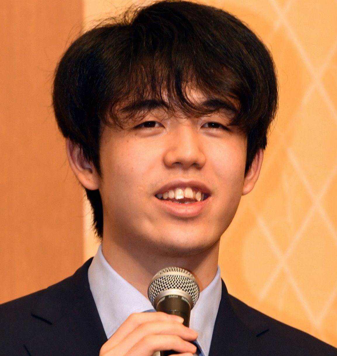 こんな殿方に…」23歳・藤井聡太〝ふっくら〟近影が話題に！「嬉しそう 