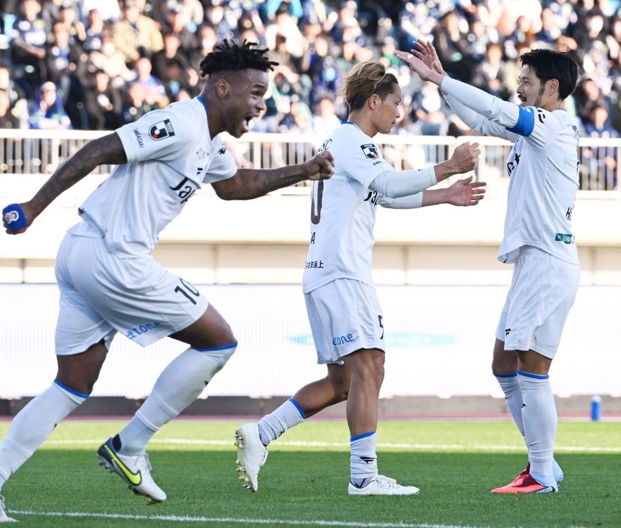 V・ファーレン長崎が8年ぶり昇格 今夏復帰の30歳がJ1導く千金同点弾