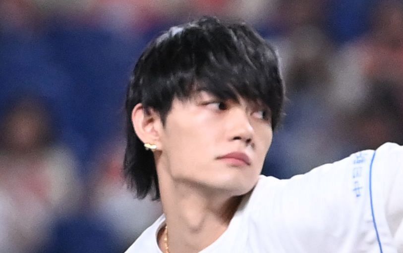 斬新すぎるわ」M!LK佐野勇斗、メンバー祝う衝撃の金ピカ姿にネットが