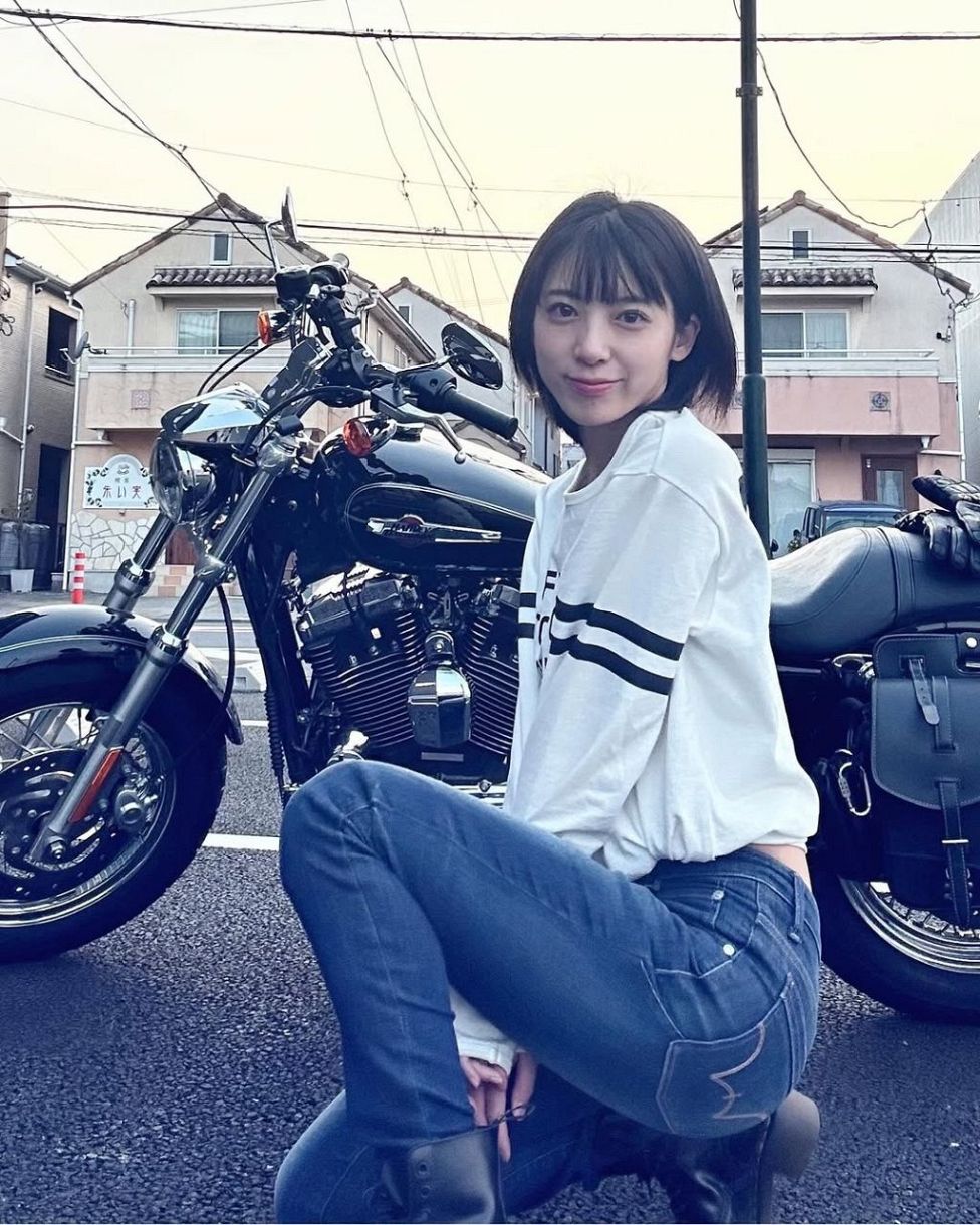 ハーレー女子」人気モデルの〝愛だだ漏れショット〟に「楽しそうな顔
