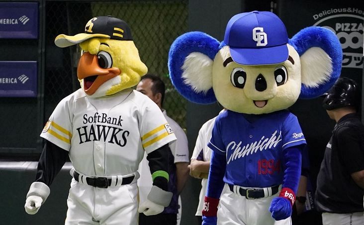 【動画】ペイペイドームにドアラ襲来！　ハリーホークとつばぜり合い!?