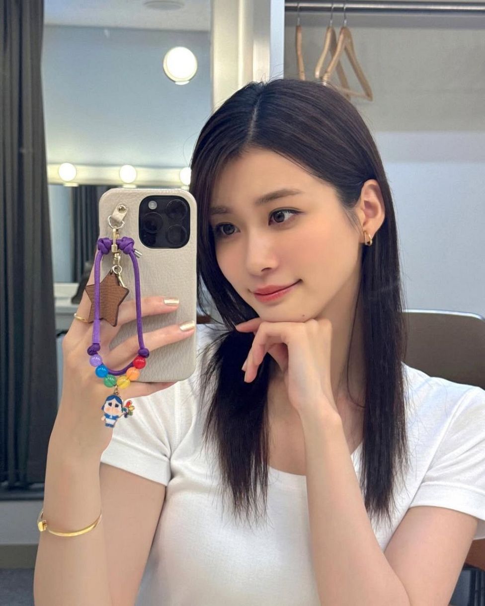 犯罪級ですよぉ〜」めるる〝ミニ丈浮かれ南国〟ショットに大反響「透明