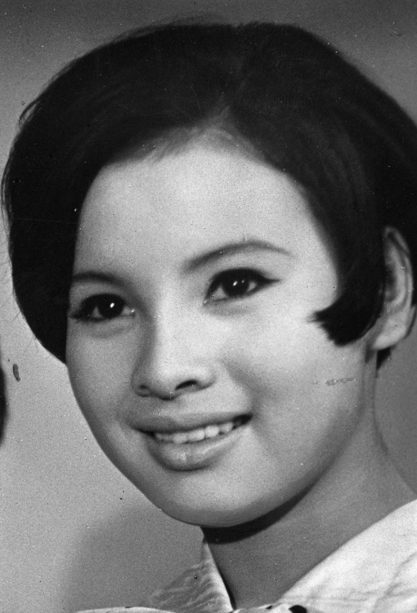 この膝小僧が目に入らぬか」水戸黄門〝お銀〟女優〝ミニスカ〟近影に