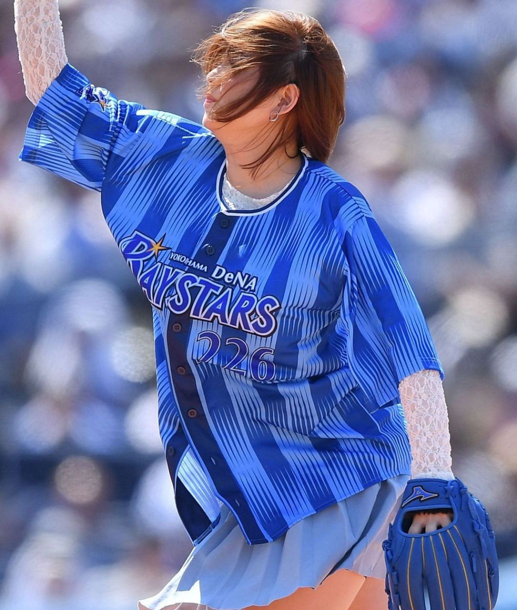 篠崎愛｜「ちっちゃく見えた」篠崎愛〝ミニスカ〟で始球式に登板も