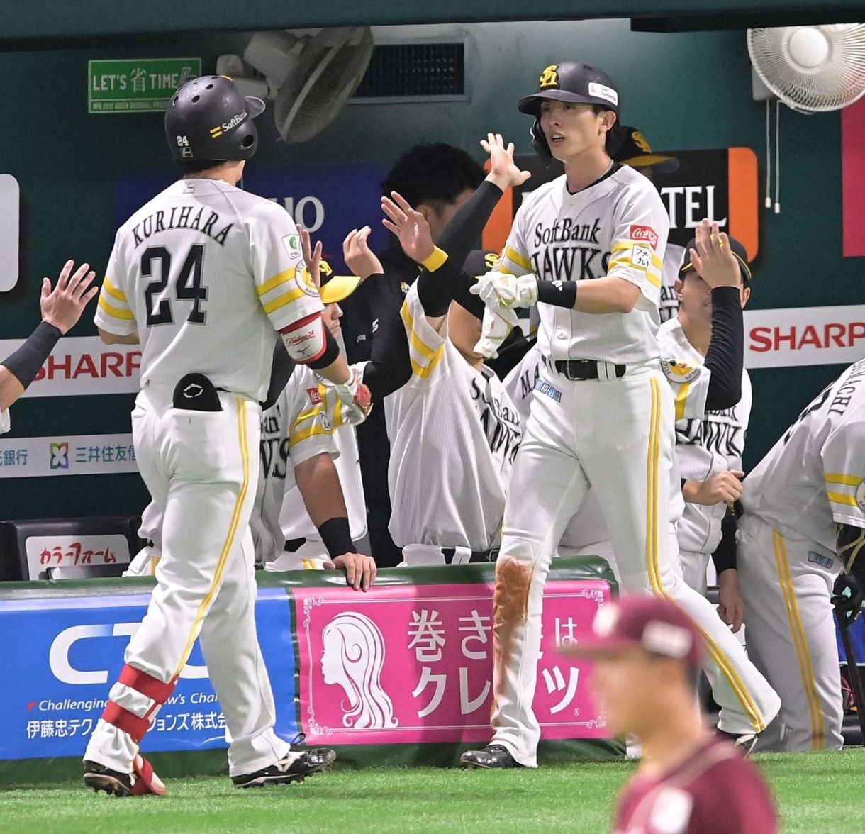 優勝マジック2のソフトバンクが先制 内野ゴロの間に周東佑京が快足