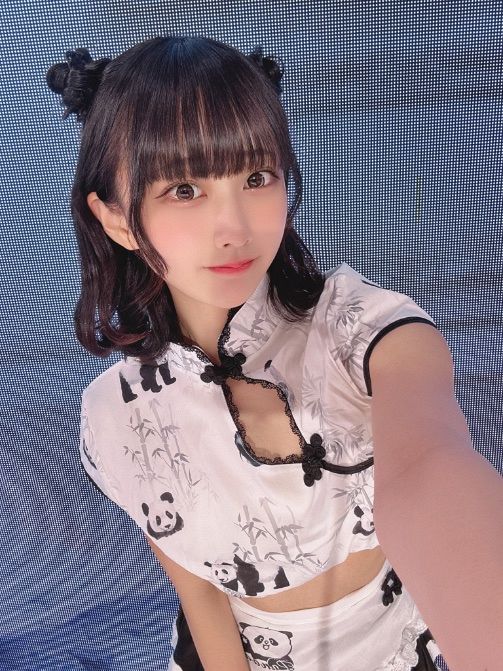 暑すぎて布面積少なくなる」と自ら…現役アイドル〝デコルテ＆おへそ
