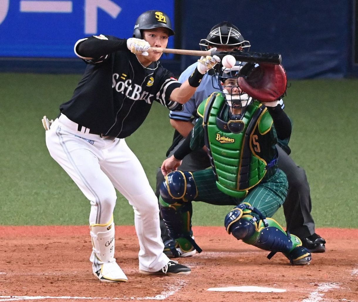 ソフトバンクの主砲柳田悠岐が2度バント試みる… ベンチの藤本監督大