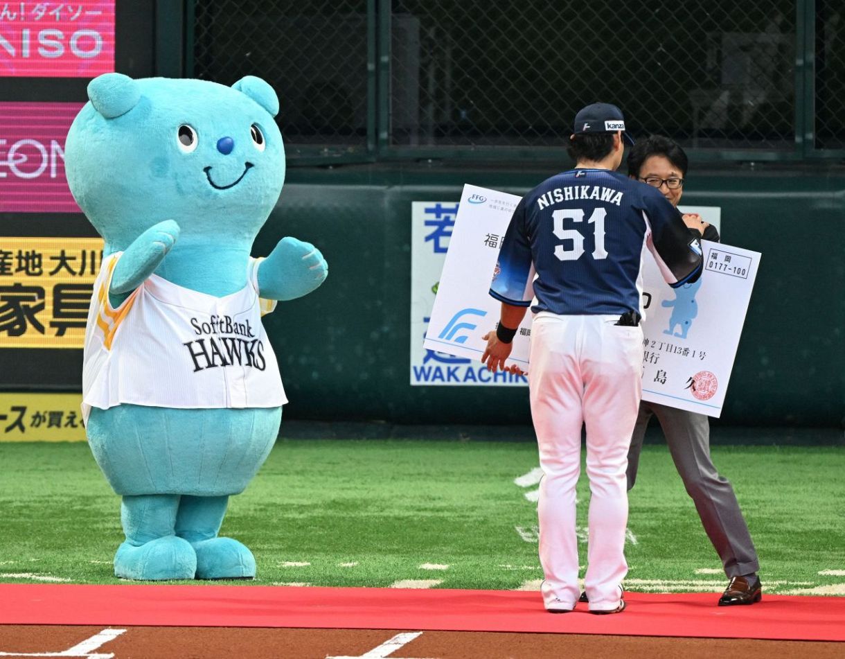 西武・西川愛也に100万円贈呈式 前夜の福岡銀行のキャラクター