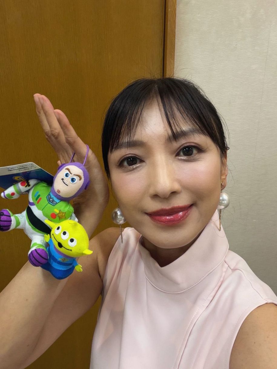 ショーパン&ポニテ〟で飛び跳ねて…54歳フリーアナ望月理恵、始球式