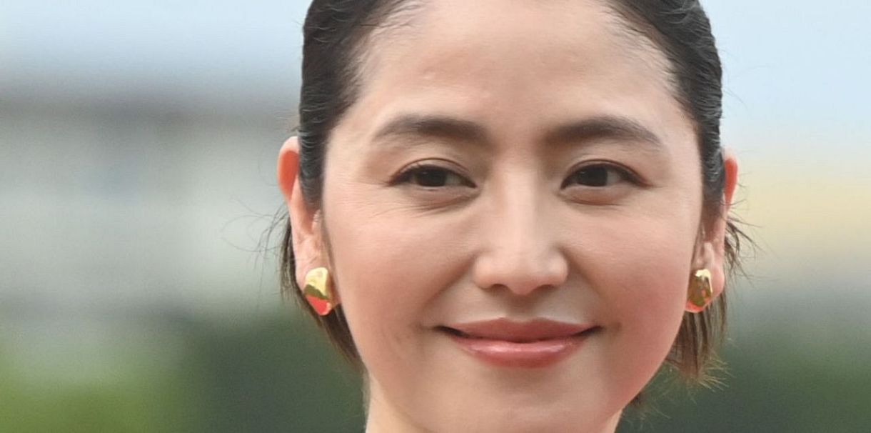第49回日本アカデミー賞」で着用したロングドレスが…大きく｜「妖艶だ