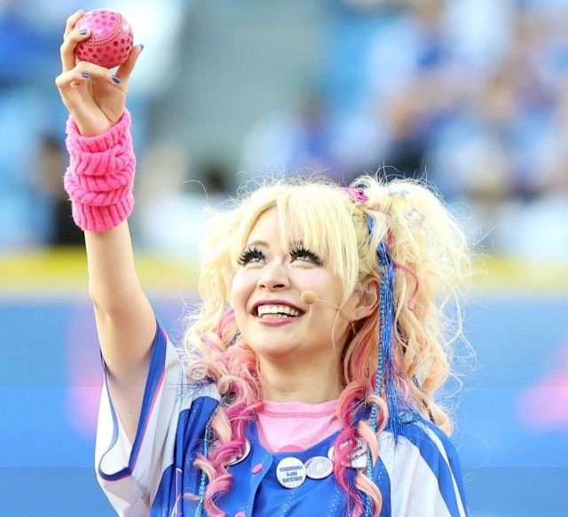 ラブライブ」人気声優が〝親友〟と密着2ショット「ご機嫌な様子が