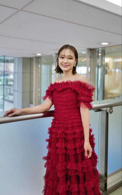 仮面舞踏会みたい」元E-girlsの藤井夏恋、人気ボーカルの夫と新婚旅行