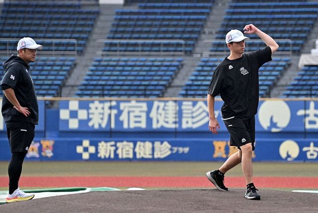 横浜商大高校　練習試合用tシャツ　吉田賢吾世代 日本ハム対ソフトバンク プロ初本塁打の記念球を手に笑顔を