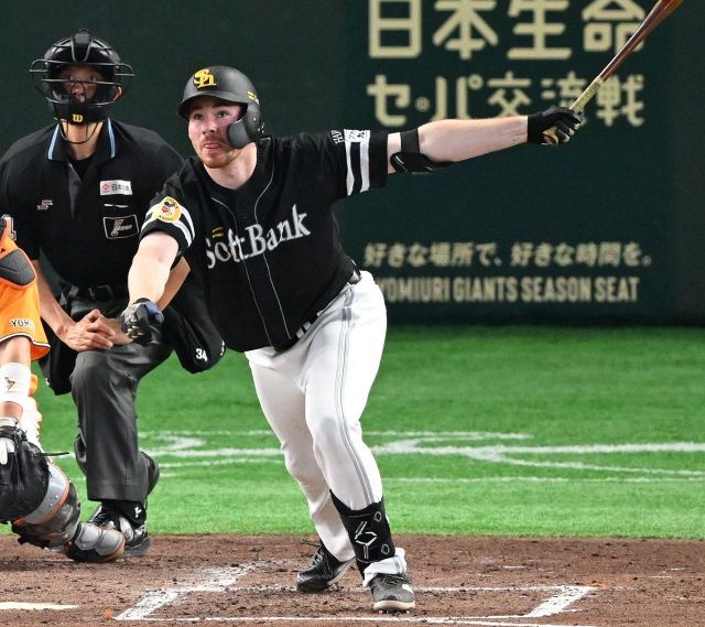 ソフトバンク栗原陵矢がヒヤリ 一塁守備中、折れたバットが飛んでくる