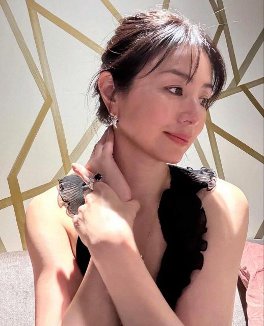 透け感楽しみたいから…」48歳美人女優、大人のブラックワンピに称賛の