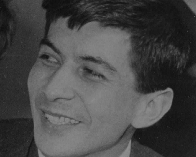 恥ずかしい」腹出しショットにシャネルバッグ47歳女優のカジュアル