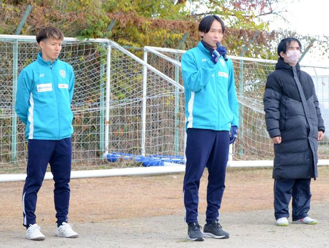 アビスパ福岡の前嶋洋太、見木友哉の両選手が福岡少年院を訪問　ブラインドサッカーの三原健朗選手も参加　ミニゲームなどで交流