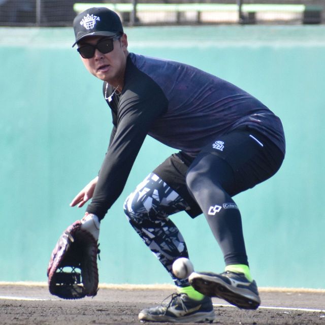 ええやんええやん」甲斐が新型キャッチャーマスクで練習：「おっ！」で