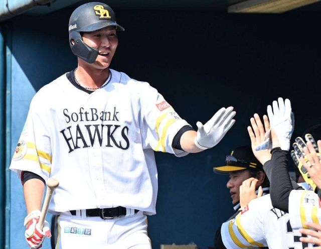 持ち越された初の同期対決 ソフトバンク中村晃にとって特別な