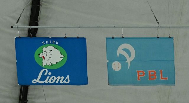 動画】「外崎のバット投げ好き」西武・外崎修汰が中堅フェン直の三塁打