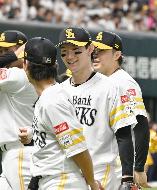 20代の中にいて違和感ない43歳すごすぎるんよ」ソフトバンク5月ピンク