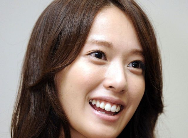 戸田恵梨香〝豹変ビジュアル〟に反響「レトロな映画みたい」「ヤバい