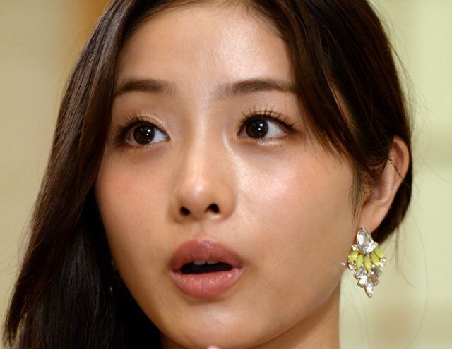色気全開」第2子出産から1年…石原さとみ〝雰囲気一変〟ショットに「お