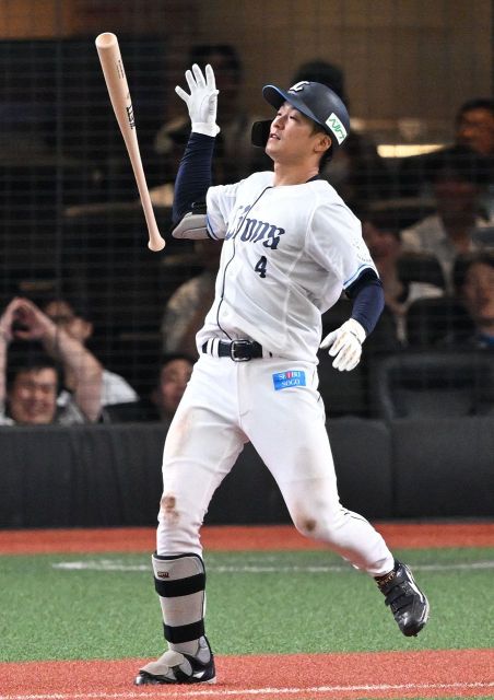 動画】「おかわりくん様神ー！」西武・中村剛也が11号逆転2ラン ファン