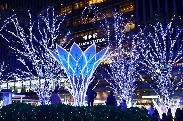 「サステナブルで素敵」落とし物で〝Ｘマスツリー〟に反響…ぬいぐるみやギター、携帯扇風機も「もしかして私の…」JR博多駅に登場