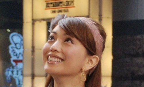 見てたいけど、見ていられない…」エビちゃん、44歳のギリギリ美脚