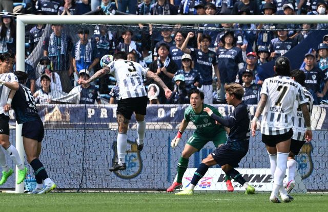 新潟の昇格に待った！アビスパ古賀誠史が鮮やか劇的ミドル、先制弾