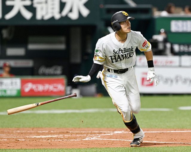 ソフトバンク栗原陵矢がヒヤリ 一塁守備中、折れたバットが飛んでくる