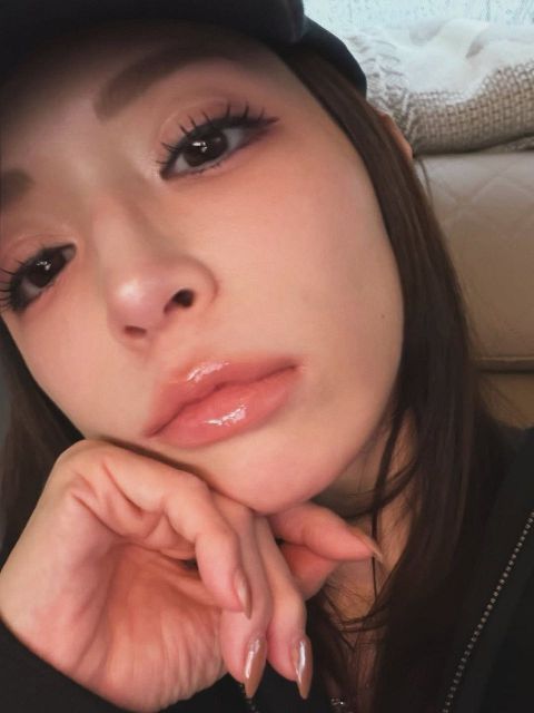 45歳浜崎あゆみ〝ド派手〟老眼鏡披露「夜間必須なのよ」〝ぼやき〟に