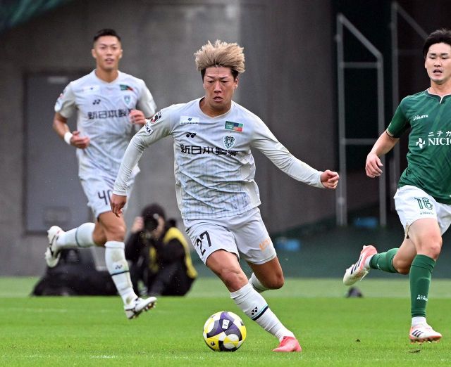新潟の昇格に待った！アビスパ古賀誠史が鮮やか劇的ミドル、先制弾