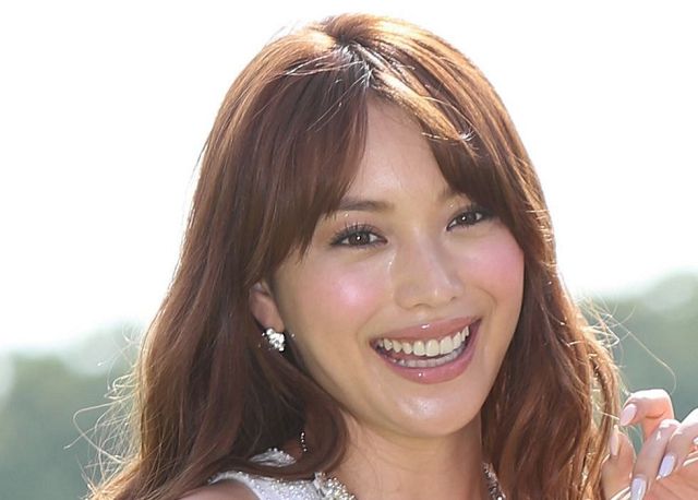 見てたいけど、見ていられない…」エビちゃん、44歳のギリギリ美脚