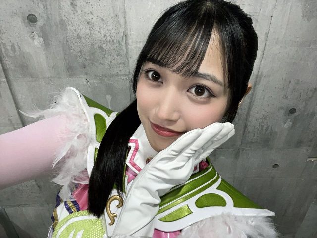 マリリンモンローみたい」〝奇跡の72歳〟真っ赤なスリットドレス姿披露