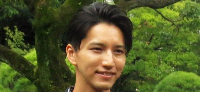 KAT-TUN上田竜也の〝王様姿〟にファン騒然「壮絶な人生を送ってきます