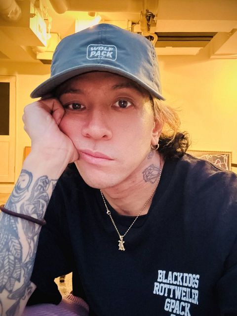 ギター、ニット帽、タンクトップ…降谷建志「質問にお答え致します