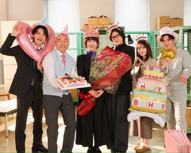 こんなところに福山雅治〝後ろには普通に人が〟空港で猫キャラ