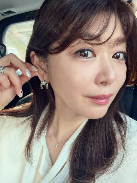 MOMOCO CLUBグランプリ」受賞の47歳タレント〝スリットが目を惹く