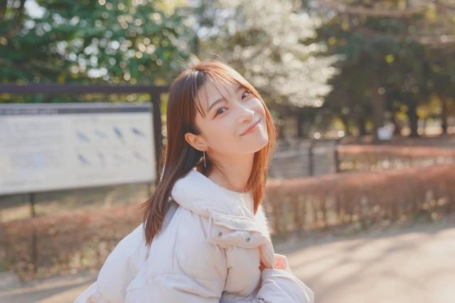 寒くないの？」小嶋陽菜〝むっちりボディ〟黒ミニドレス姿がSNS