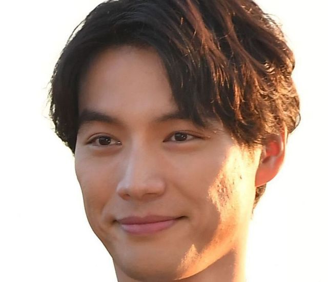 普通に駅にいる」福士蒼汰〝自撮り〟に人気女優が写り込み!?「めっちゃ