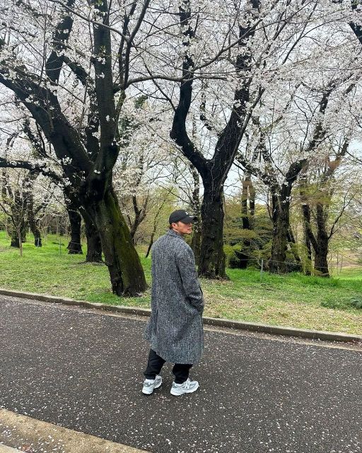 マリリンモンローみたい」〝奇跡の72歳〟真っ赤なスリットドレス姿披露