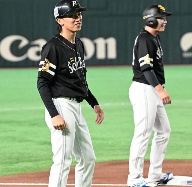 20代の中にいて違和感ない43歳すごすぎるんよ」ソフトバンク5月ピンク
