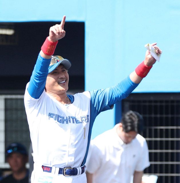 敬遠に燃えた！ 日本ハム助っ人が怒りの満塁弾！ 喜び爆発で新庄監督と