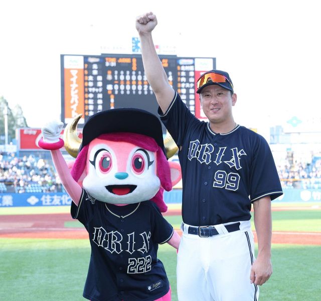 動画】ヤクルト青木宣親の〝つば九郎愛〟炸裂！ お面着用に